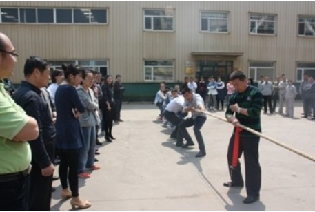 公司成功举办2014年春季拔河比赛